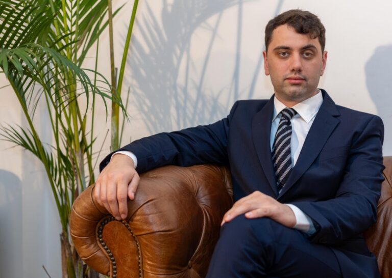 Optimizarea Afacerii Prin Managementul Documentelor: Rolul Crucial al Tehnologiilor de Arhivare Sub Îndrumarea lui Cruceru Paul