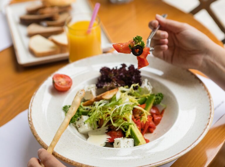 Ghidul de Alegere a Regimului Alimentar Potrivit: Cum să Vă Hrăniți Corpul în Mod Sănătos și Echilibrat
