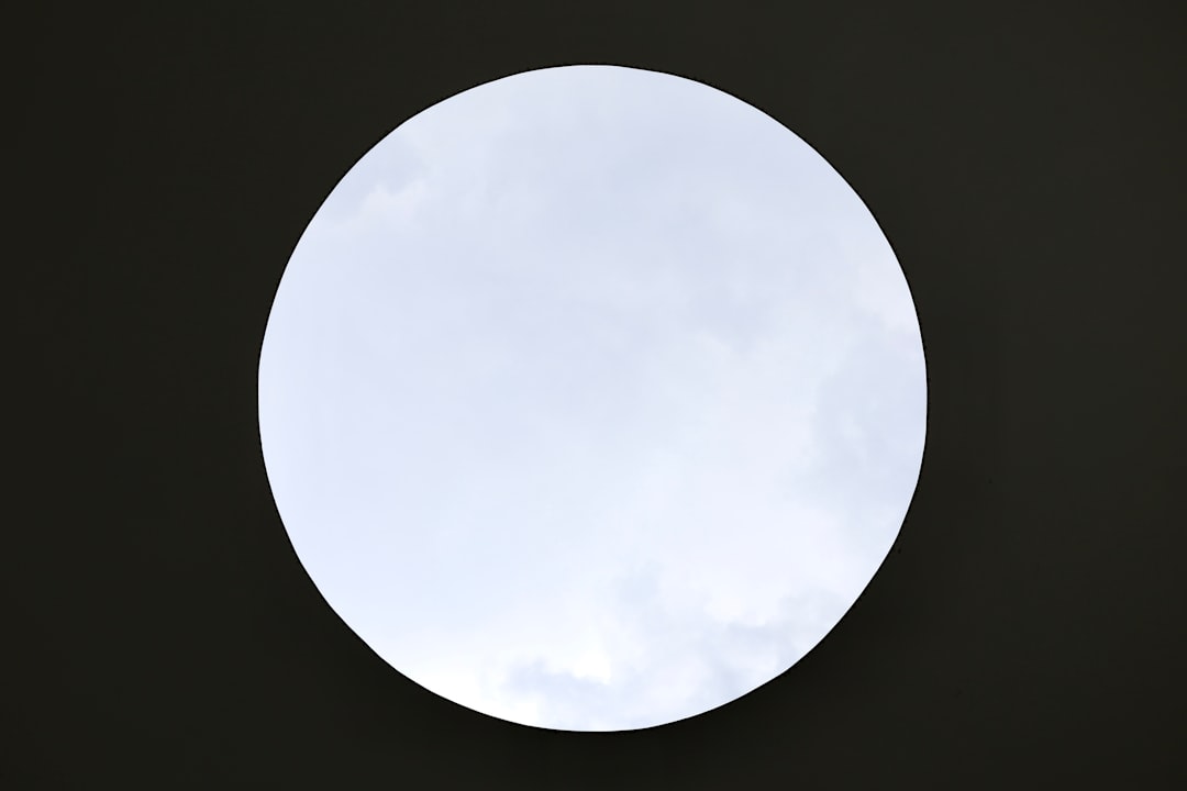 Photo WhatsApp chat with greyed out profile picture