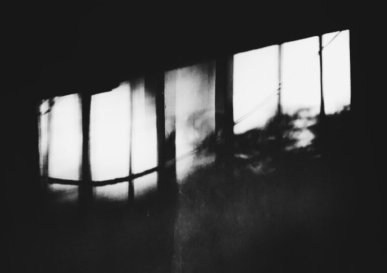 De ce visezi în alb-negru