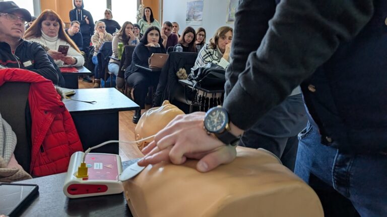Asociația Succes a organizat, în weekendul trecut, două cursuri practice dedicate dezvoltării de cunoștințe și competențe aplicabile în situații reale: Cursul de Recoltare Probe Biologice și Cursul de Prim Ajutor.