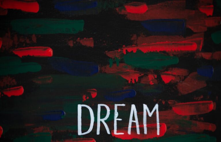 Ce înseamnă când visezi că cazi: interpretări și semnificații