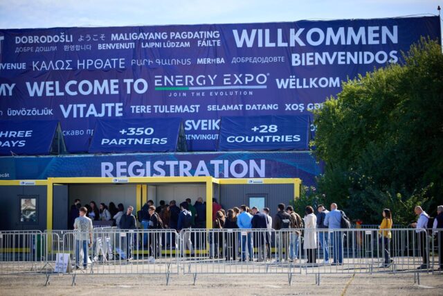 Vizitatori la coadă pentru înregistrare la ENERGY EXPO 2026, ROMAERO Băneasa